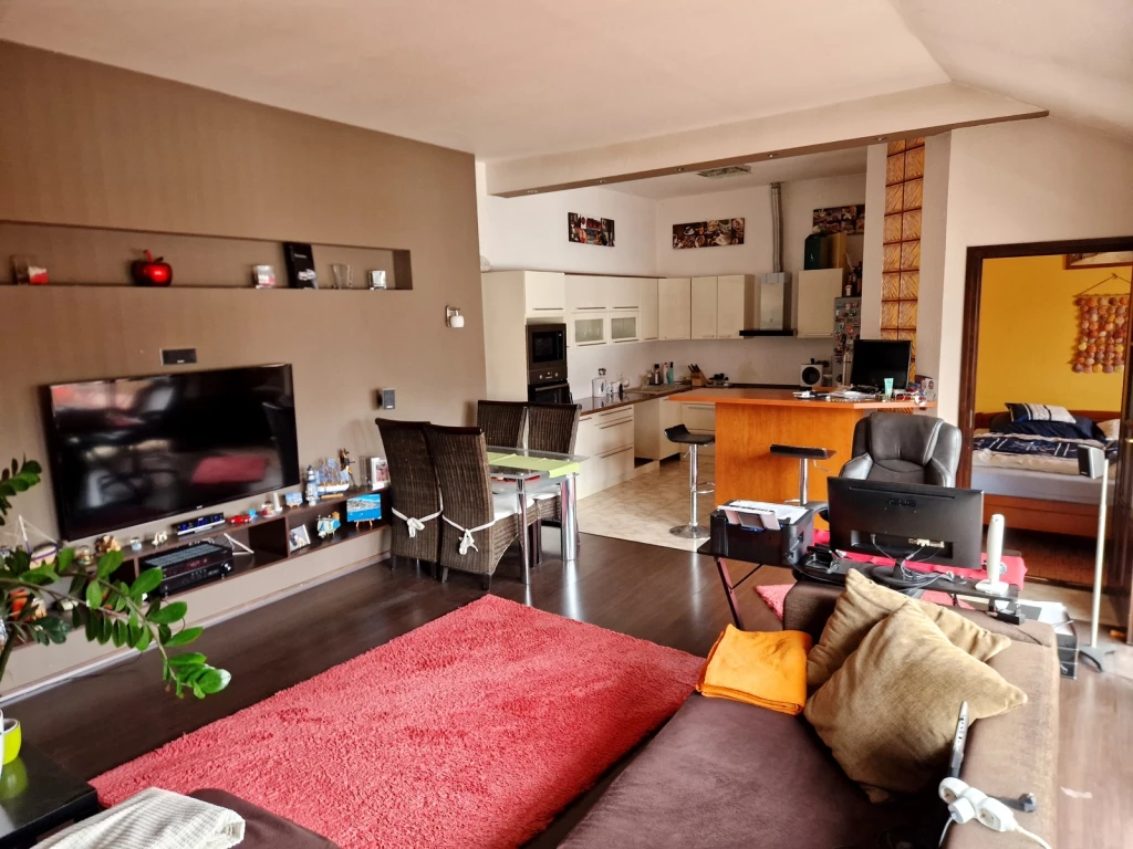 NYÍREGYHÁZA SOKOLDALÚAN HASZNOSÍTHATÓ INGATLAN ELADÓ