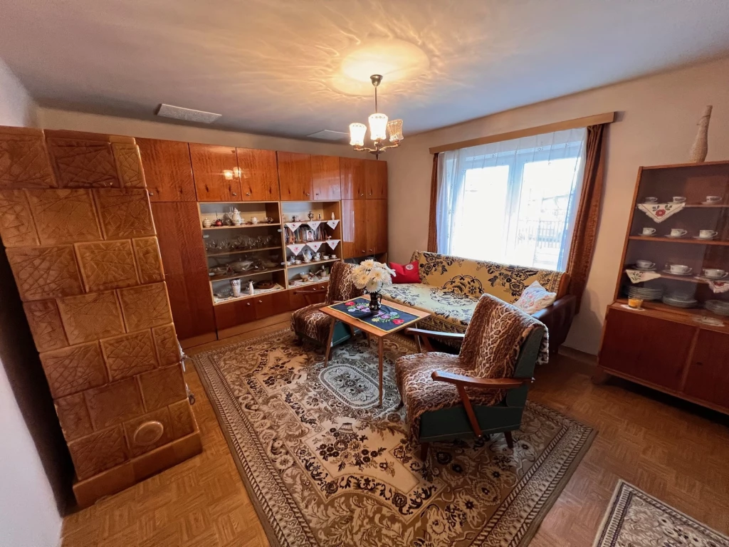 NYÍREGYHÁZA KÖZELÉBEN KAZÁRBOKORBAN KIS TANYA ELADÓ.