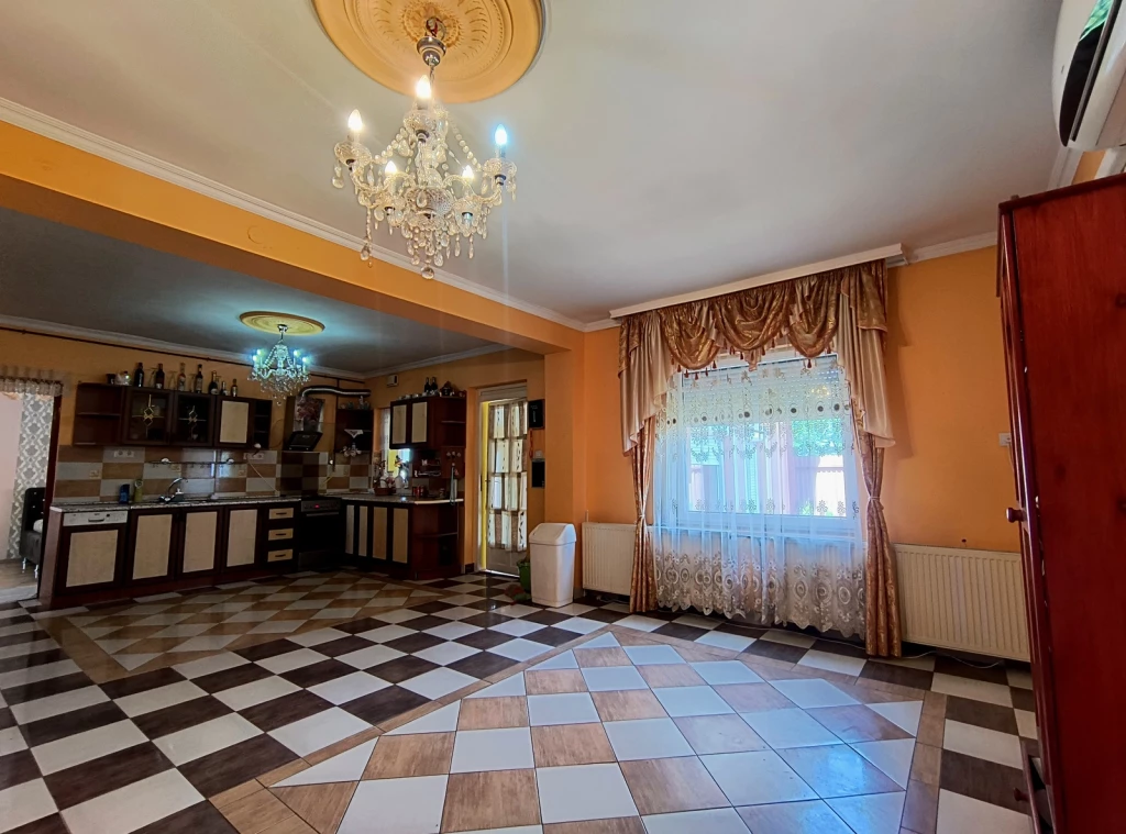 NYÍREGYHÁZA FOLYÓKA UTCA VONZÁSÁBAN 90 NM-ES IKERHÁZ ELADÓ