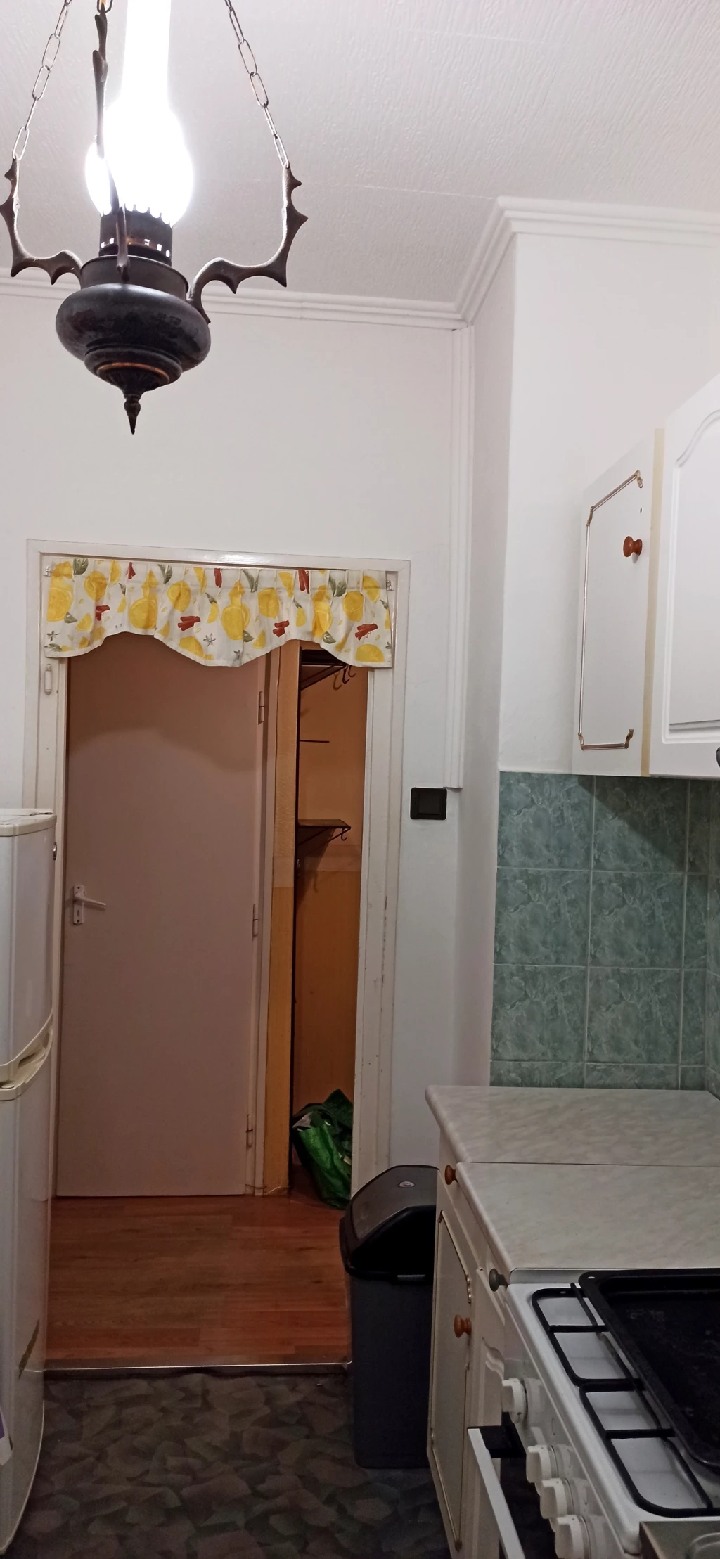 NYÍREGYHÁZA VASÚTÁLLOMÁS KÖZELÉBEN FÖLDSZINTEN 1 SZOBÁS BÚTOROZOTT LAKÁS KIADÓ