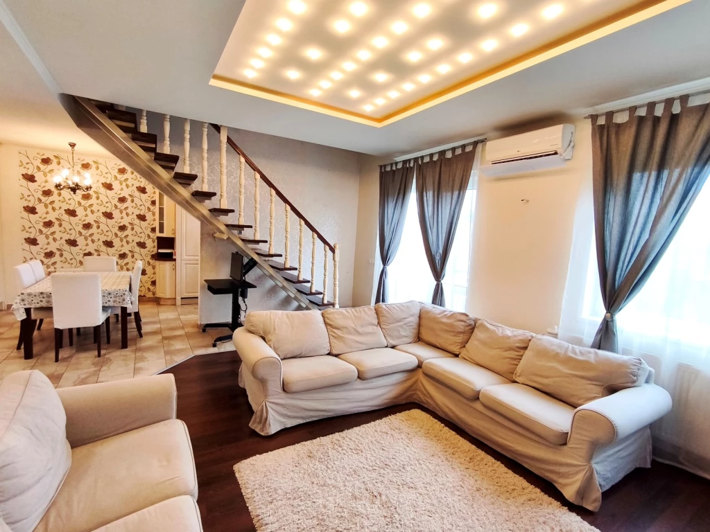 NYÍREGYHÁZA BELVÁROSÁBAN 1.EMELETEN VILÁGOS SZÉP NAGY LAKÁS GARÁZZSAL ELADÓ.