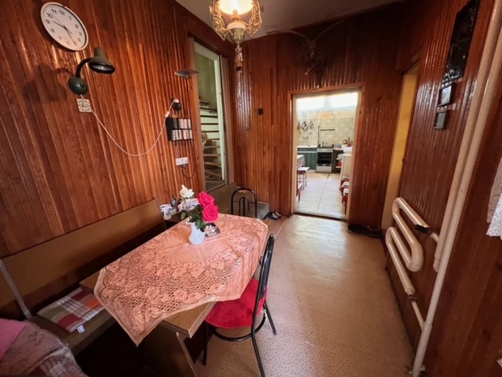 ÓFEHÉRTÓ CSENDES RÉSZÉN KÉT GENERÁCIÓS CSALÁDI HÁZ ELADÓ.