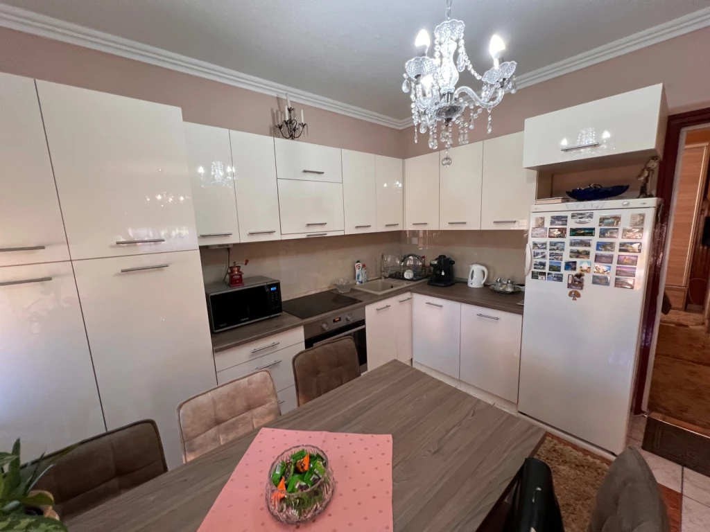 NAGYKÁLLÓ KÖZPONTJÁBAN VÁLLALKOZÁSRA ALKALMAS KÉT GENERÁCIÓS CSALÁDI HÁZ ELADÓ.