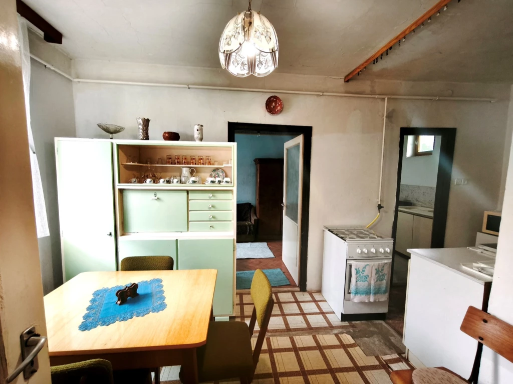 BUJON BENZINKÚT KÖZELÉBEN AZONNAL BIRTOKBA VEHETŐ TEHERMENTES CSALÁDI HÁZ ELADÓ