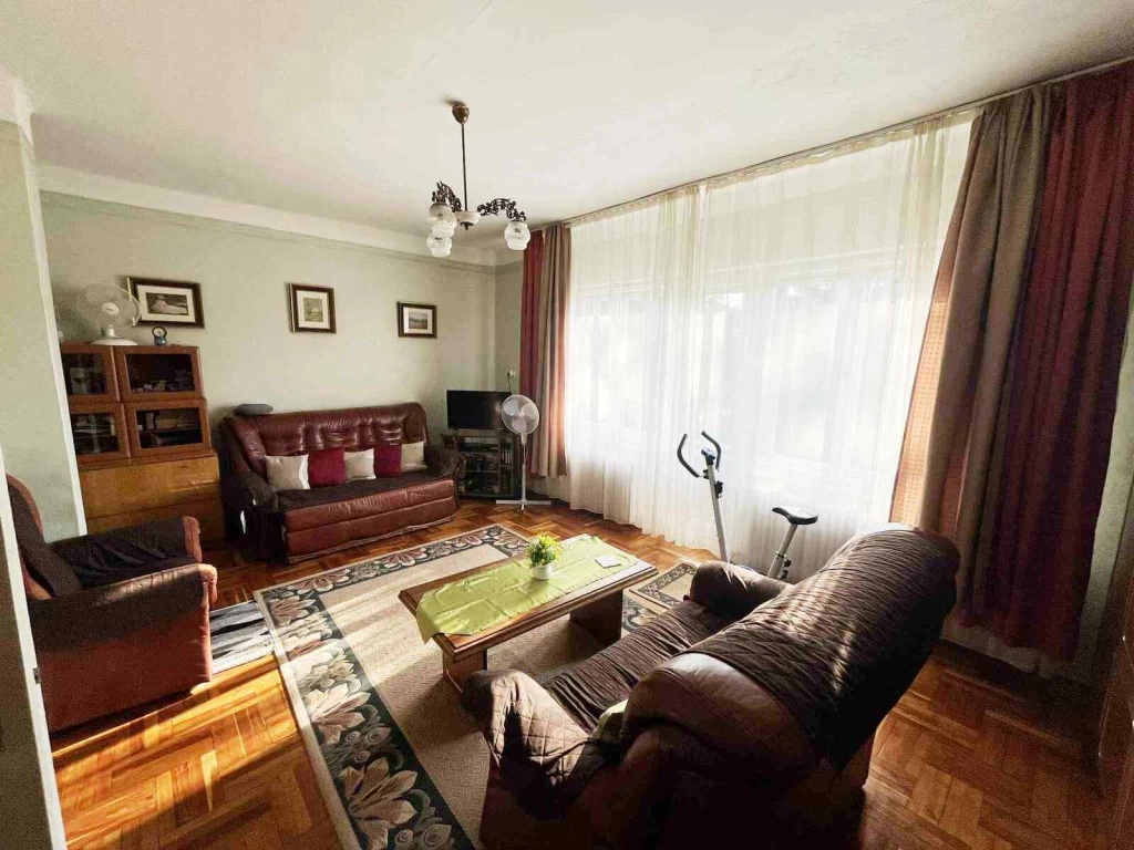 NYÍREGYHÁZA SÓSTÓHEGY KÖZPONTJÁBAN 3 SZOBA + NAPPALIS CSALÁDI HÁZ ELADÓ