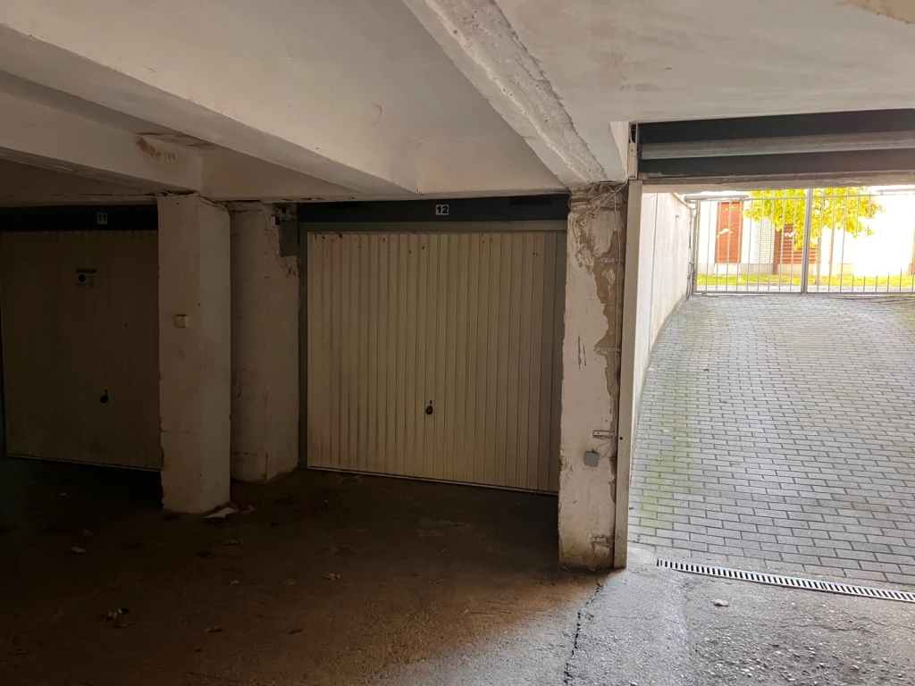 NYÍREGYHÁZA BELVÁROSÁHOZ KÖZEL GARÁZS KIADÓ.