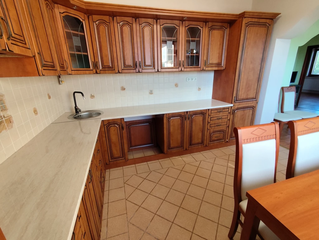 NYÍRTURA KÖZPONTJÁBAN TÉGLAÉPÍTÉSŰ CSALÁDI HÁZ ÁTGONDOLT MEGOLDÁSOKKAL ELADÓ.