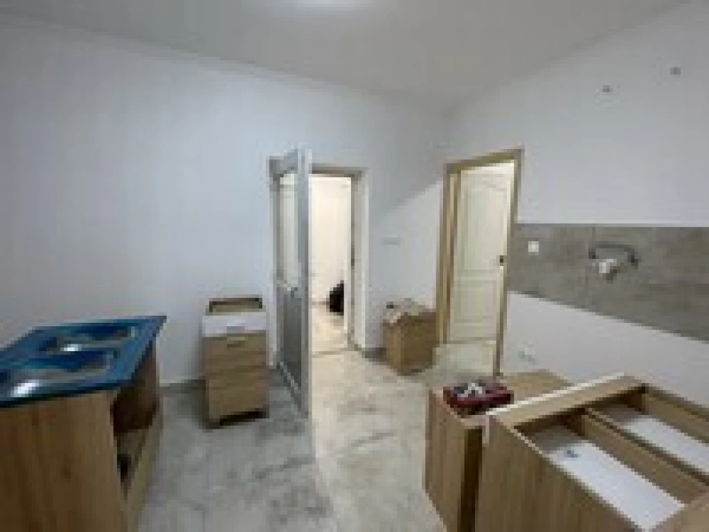 NYÍREGYHÁZÁN, A DEBRECENI UTCÁN ÜZLETHELYÍSÉG KIADÓ