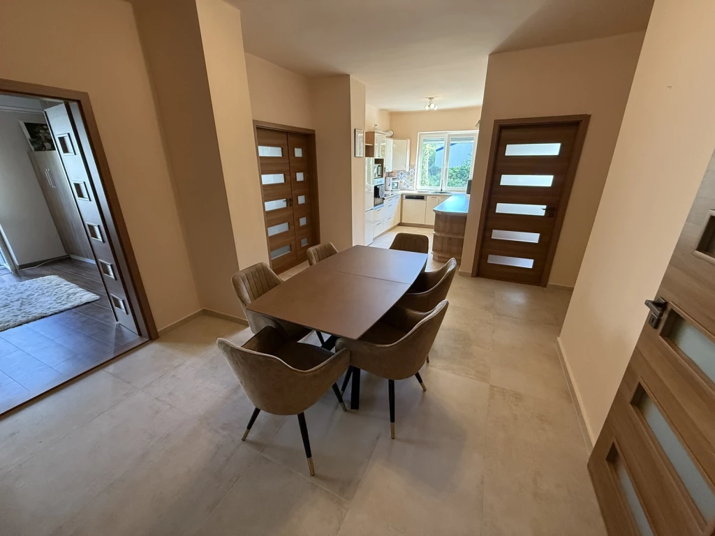 PLÁZA KÖZELÉBEN 96 NM-ES FÖLDSZINTI LAKÁS GARÁZZSAL EGYÜTT SZÉP ÁLLAPOTBAN