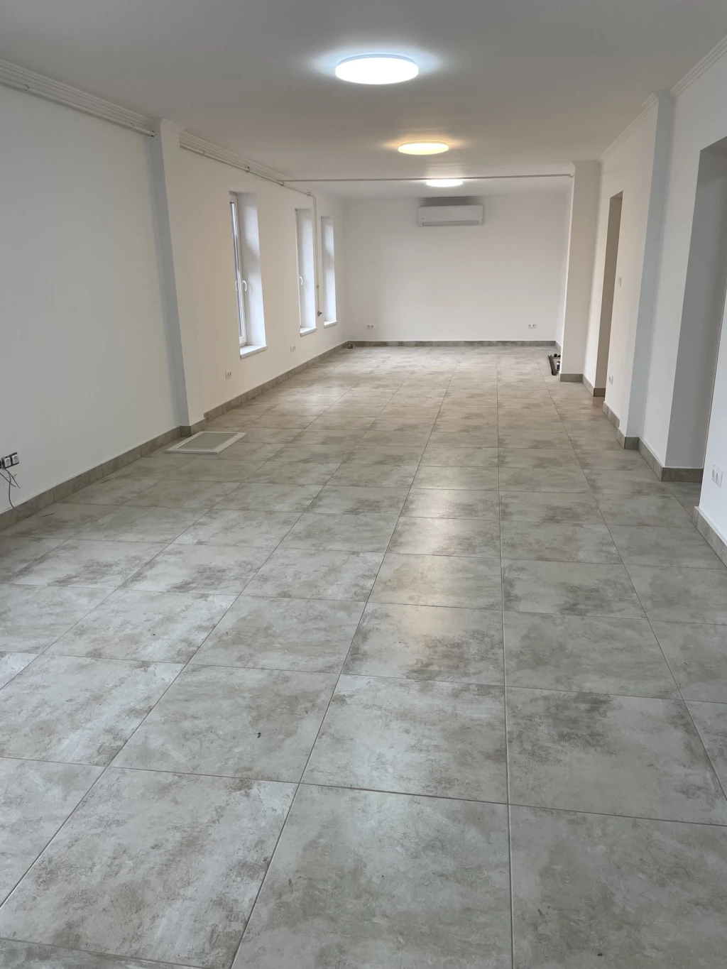 NYÍREGYHÁZA KIVEZETŐ SZAKASZÁN ÜZLETI INGATLAN KIADÓ