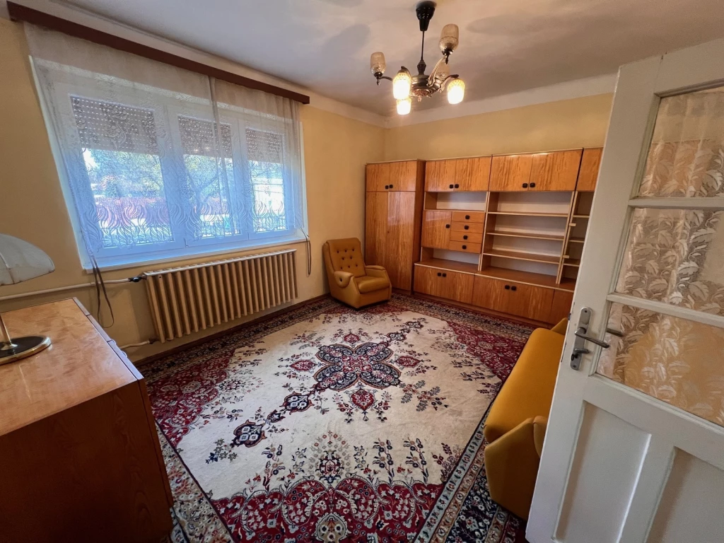 SÁGVÁRI KERTVÁROSBAN FÖLDSZINTI 3 SZOBÁS FÖLDSZINTI LAKÁS GARÁZZSAL ELADÓ