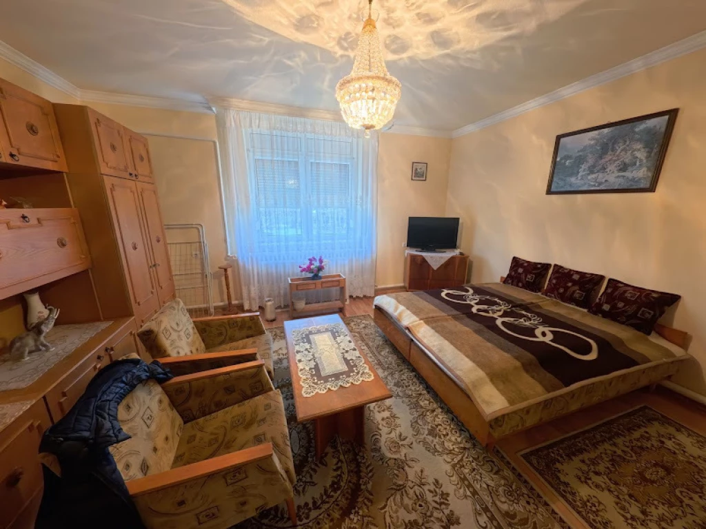 GÁVAVENCSELLŐ KÖZPONT RÉSZÉN JÓ ÁLLAPOTÚ CSALÁDI HÁZ ELADÓ