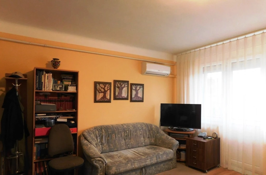 NYÍREGYHÁZA BELVÁROSÁHOZ KÖZEL 2 SZOBA, NAPPALIS LAKÁS GARÁZZSAL ELADÓ.