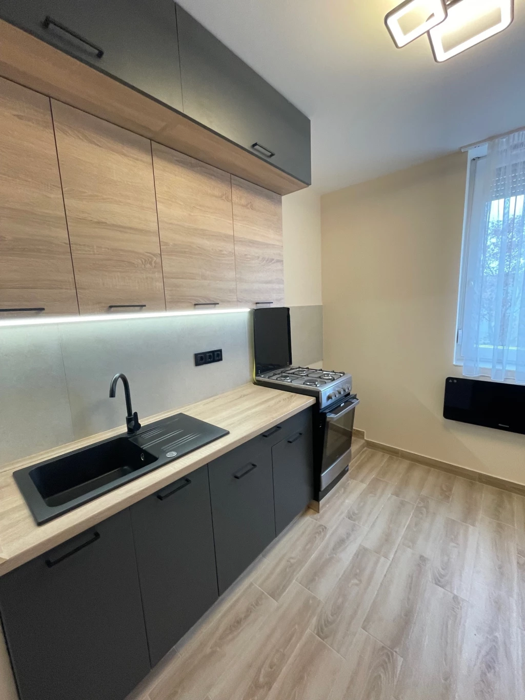 NYÍREGYHÁZÁN, ELADÓ GYÖNYÖRŰEN FELÚJÍTOTT 49 NM-ES LAKÁS – 4. EMELET, KÍVÁLÓ ELHELYEZKEDÉS