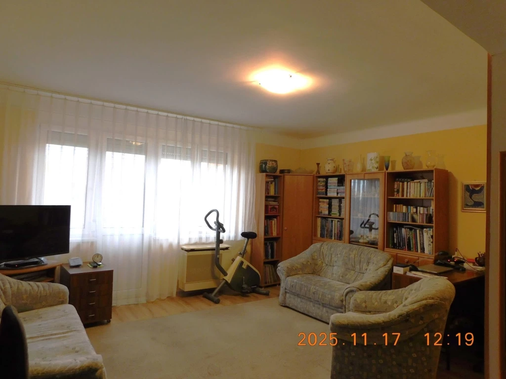 BELVÁROSÁHOZ KÖZEL 2 SZOBA- NAPPALIS LAKÁS GARÁZZSAL ELADÓ