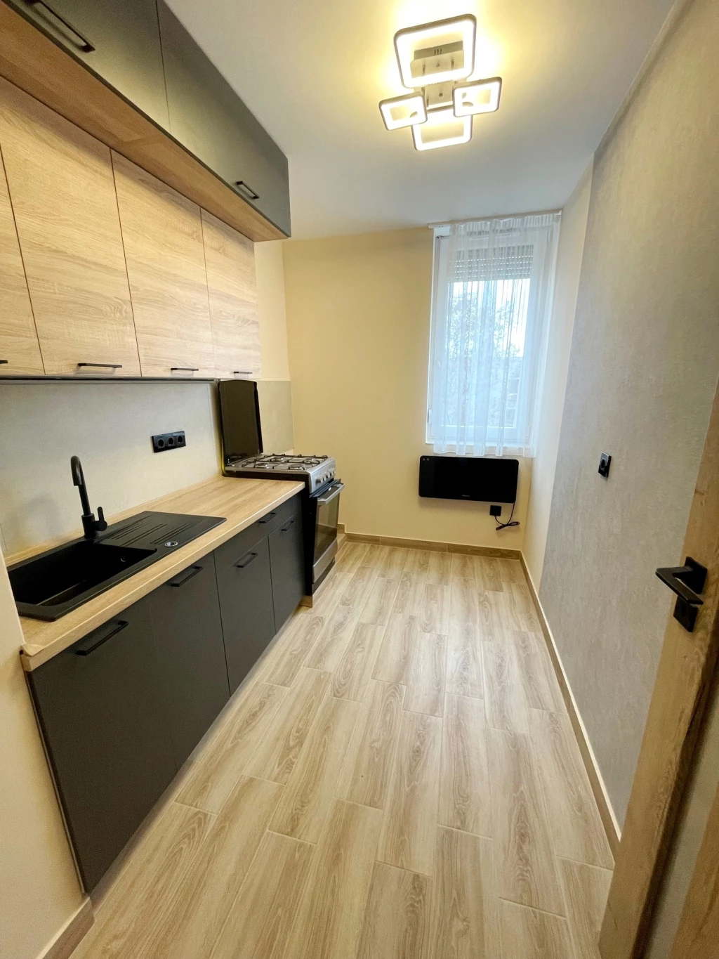 FELÚJÍTOTT 2 SZOBÁS LAKÁS SZIGETELT TÁRSASHÁZBAN-SZARVAS UTCA KÖZELÉBEN