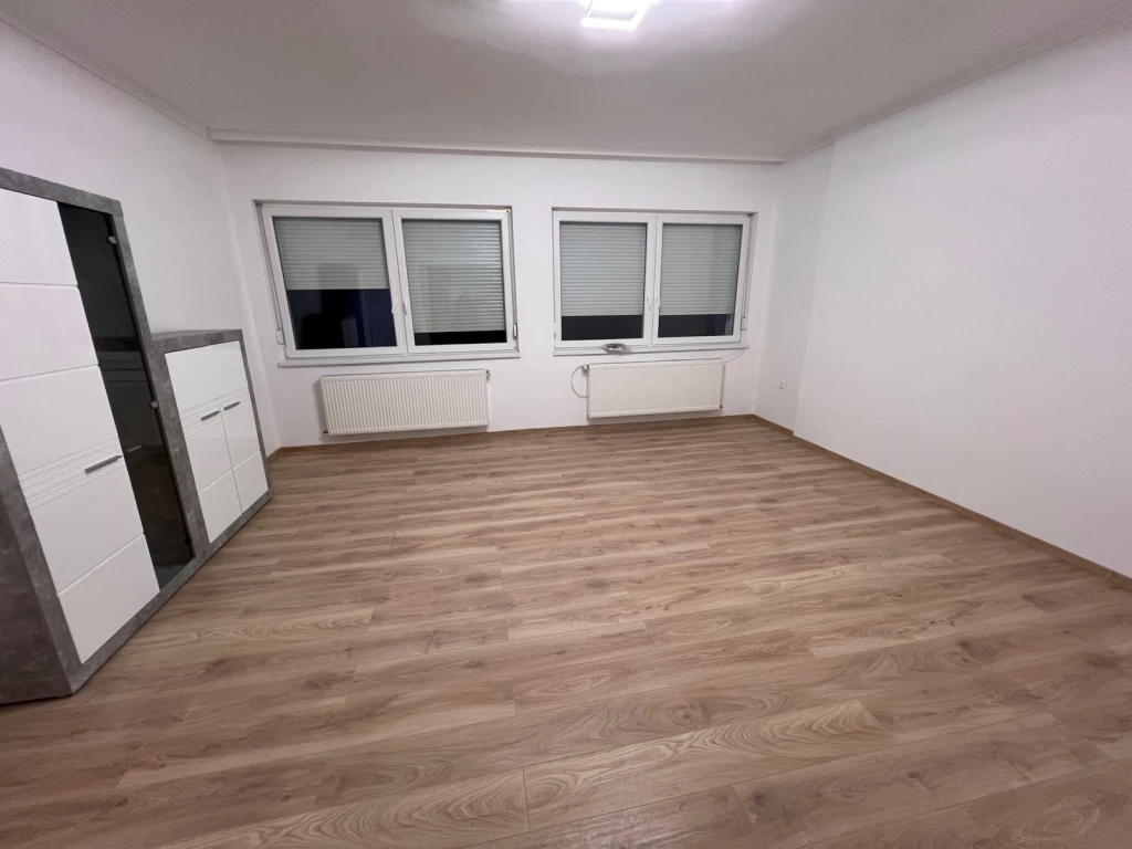 SÓSTÓFŰRDŐHÖZ KÖZEL CSALÁDI HÁZ KIADÓ.