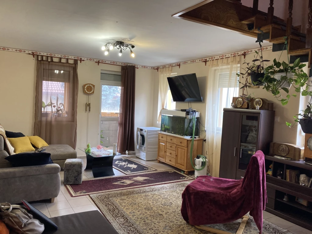 NYÍREGYHÁZÁN, ELADÓ CSALÁDI HÁZ 100NM + 70 NM-ES KÍVÁLÓ ÁLLAPOTÚ, SOK EXTRÁVAL.