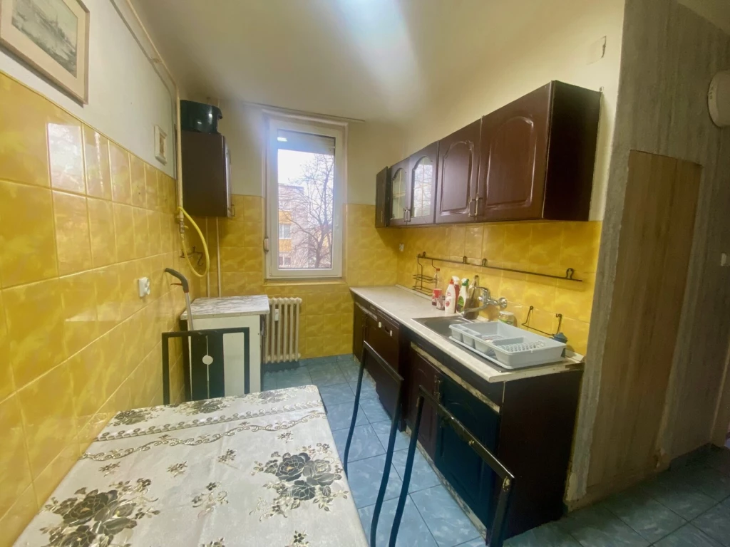 ÁLLOMÁS KÖZELÉBEN TÉGLAÉPÍTÉSŰ 2 SZOBÁS SZIGETELT LAKÁS