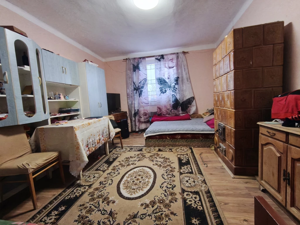 NAGYKÁLLÓ KÖZPONTJÁHOZ KÖZEL 65nm-es 1 SZOBA + NAPPALIS CSALÁDI HÁZ ELADÓ