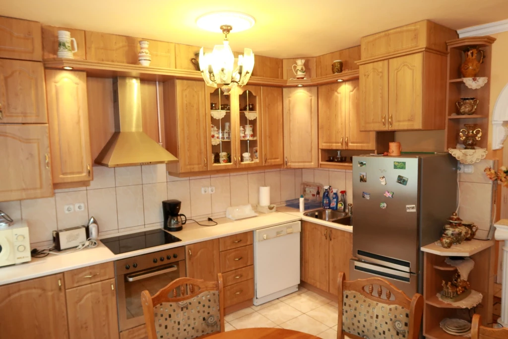 NYÍREGYHÁZA KÓRHÁZ KÖZELÉBEN 2.EMELETEN 73 NM-ES LAKÁS LOGGIÁVAL KIADÓ