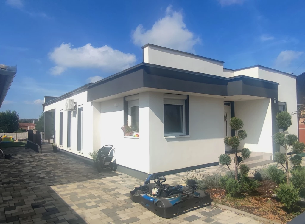 NYÍREGYHÁZA OROSON ÚJ ÉPÍTÉSŰ 3 SZOBA NAPPALIS ÖNÁLLÓ CSALÁDI HÁZ ELADÓ