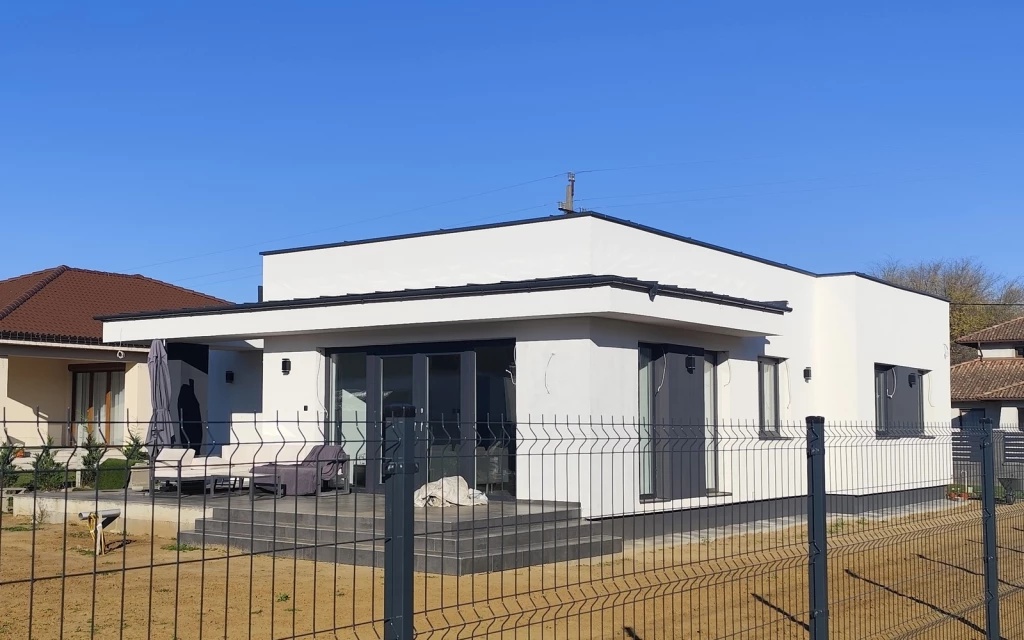 NYÍREGYHÁZA OROSON 3 SZOBA NAPPALIS ÖNÁLLÓ ÚJ ÉPÍTÉSŰ CSALÁDI HÁZ ELADÓ