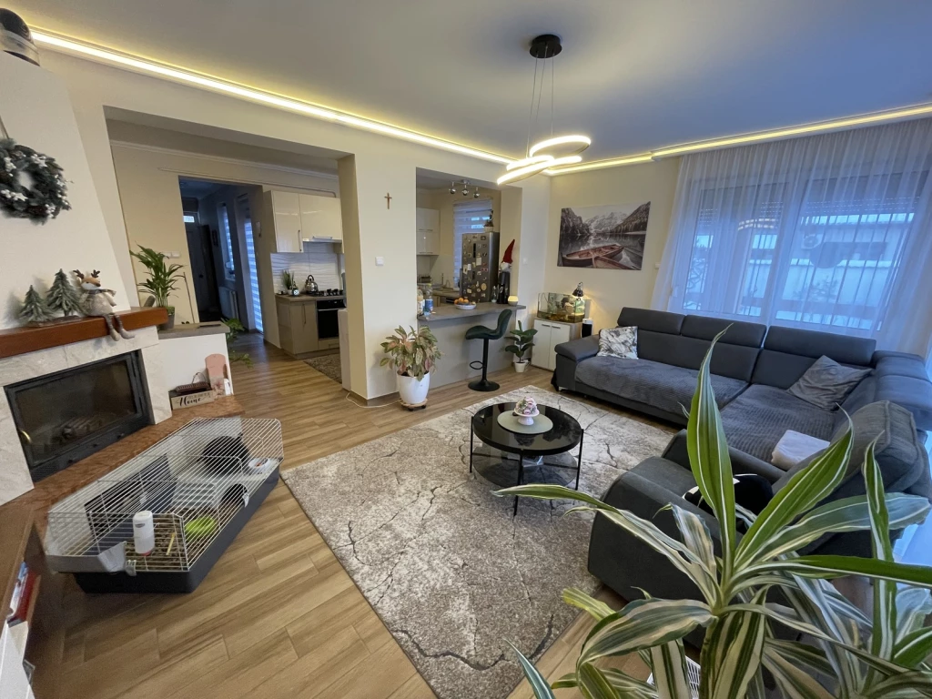 NYÍREGYHÁZÁN CSALÁDI HÁZ ELADÓ -FELÚJÍTOTT SOK EXTRÁVAL