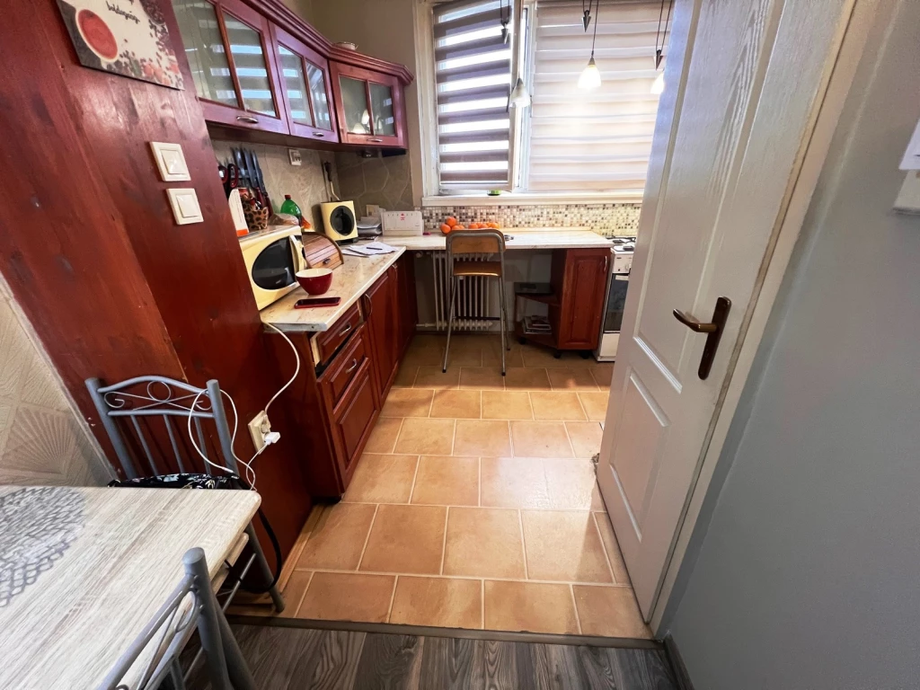 SZIGETELT TÁRSASHÁZBAN 2 SZOBÁS LAKÁS ELADÓ.