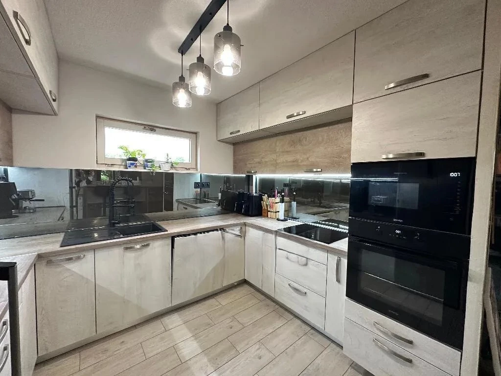 NYÍRPAZONYBAN, FELÚJÍTOTT NAPELEMES CSALÁDI HÁZ NAGY TELKEN ELADÓ