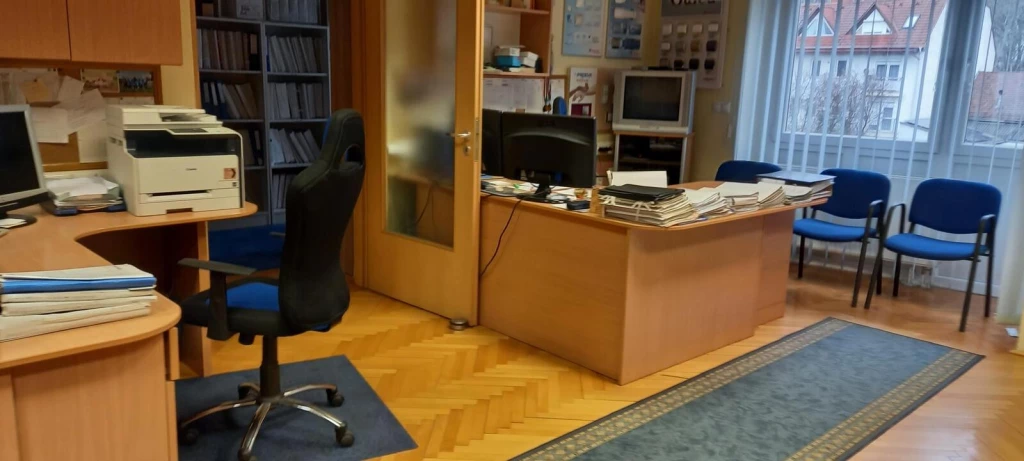 NYÍREGYHÁZA BELVÁROSÁBAN IRODA KIADÓ-93 M2 AKÁR TELJES BERENDEZÉSSEL