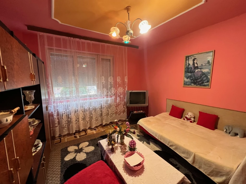 KÉK FŐ UTCÁJÁN ELADÓ EGY JÓ ÁLLAPOTÚ CSALÁDI HÁZ