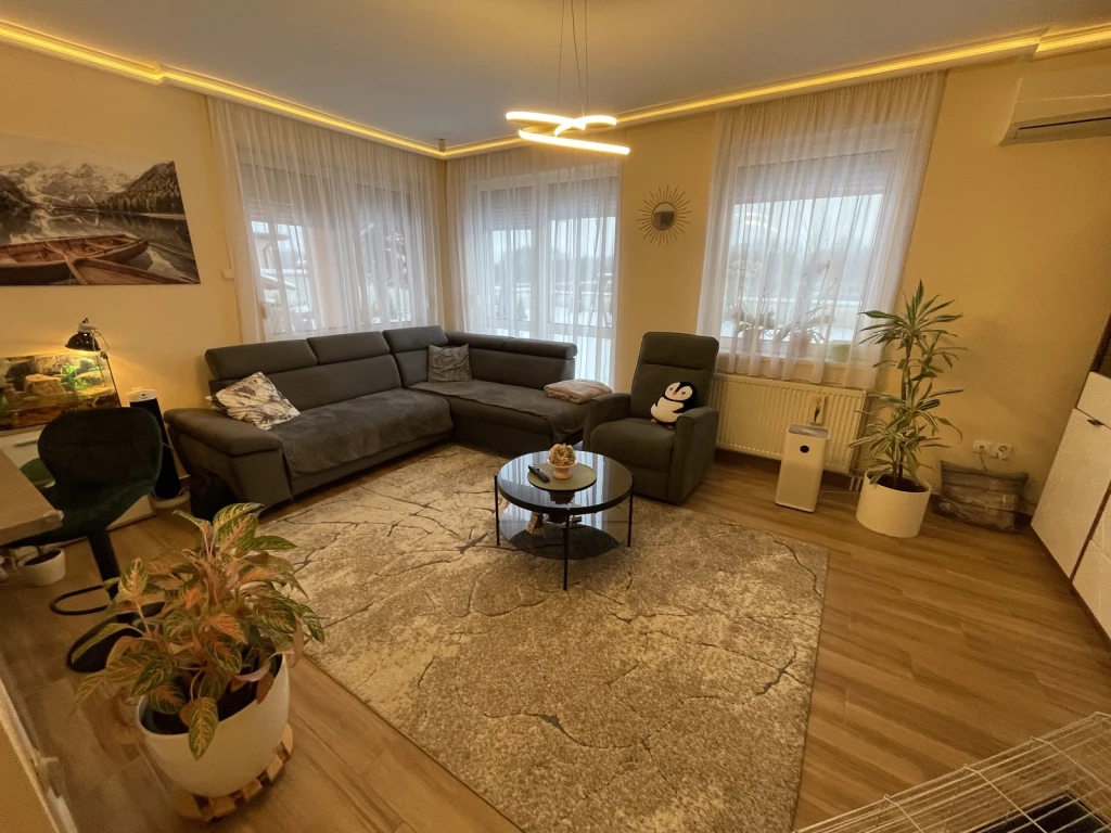 NYÍREGYHÁZÁN CSALÁDI HÁZ ELADÓ -FELÚJÍTOTT SOK EXTRÁVAL