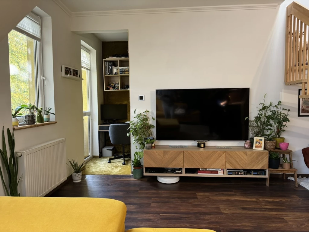 BELVÁROSI IGÉNYES BELSŐ SZINTES LAKÁS -104 NM 3+N