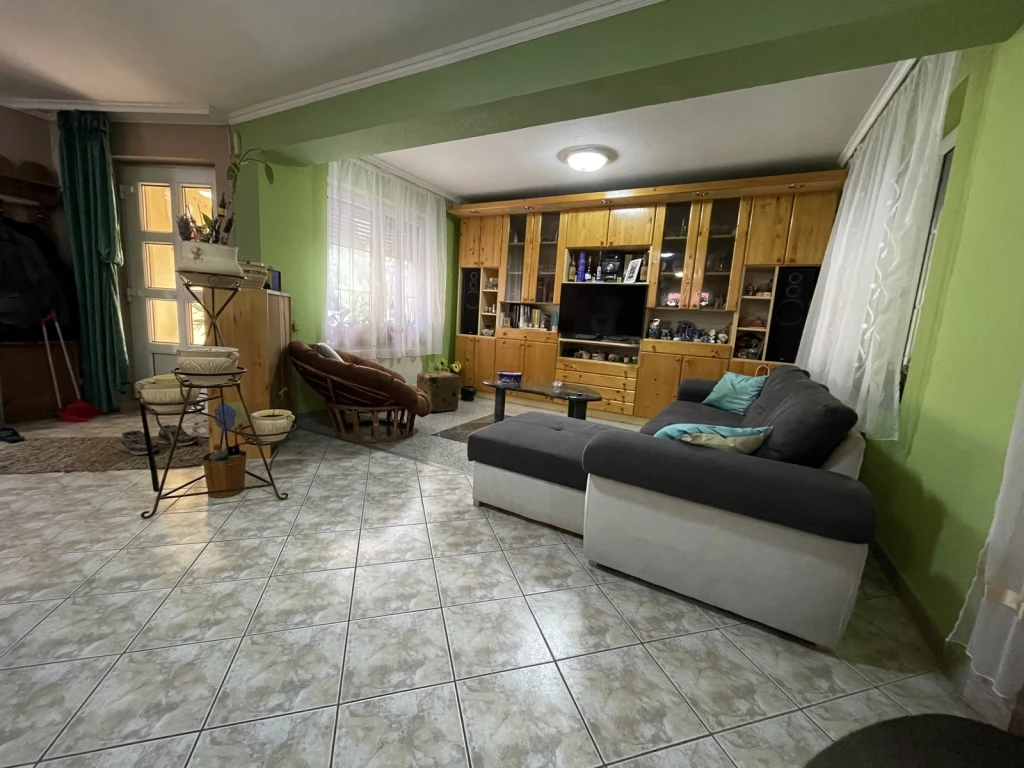 NYÍRSZŐLŐSÖN CSALÁDI HÁZ ELADÓ -AKÁR VÁLLALKOZÁSRA IS