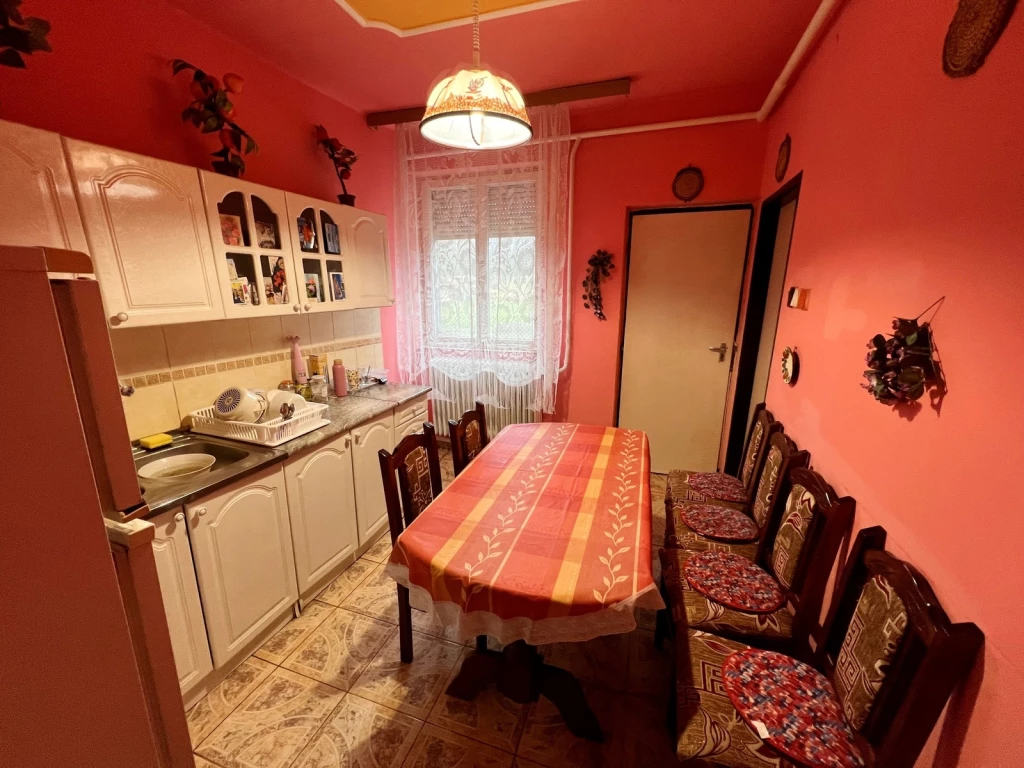 KÉKEN FŐUTCÁN 3 SZOBÁS JÓ ÁLLAPOTÚ CSALÁDI HÁZ ELADÓ