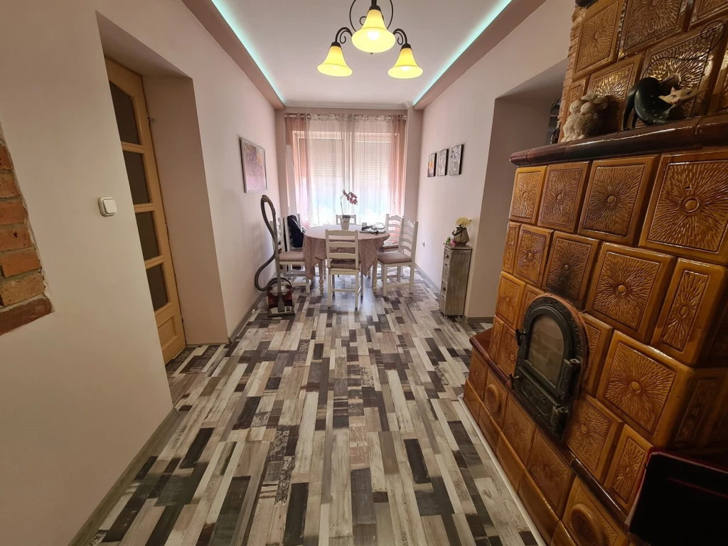 MALOMKERTBEN  2 GENERÁCIÓS CSALÁDI HÁZ ELADÓ