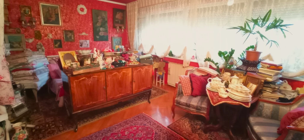 NYÍREGYHÁZA SZÍNHÁZ KÖZELÉBEN FÖLDSZINTI LAKÁS GARÁZZSAL ELADÓ!