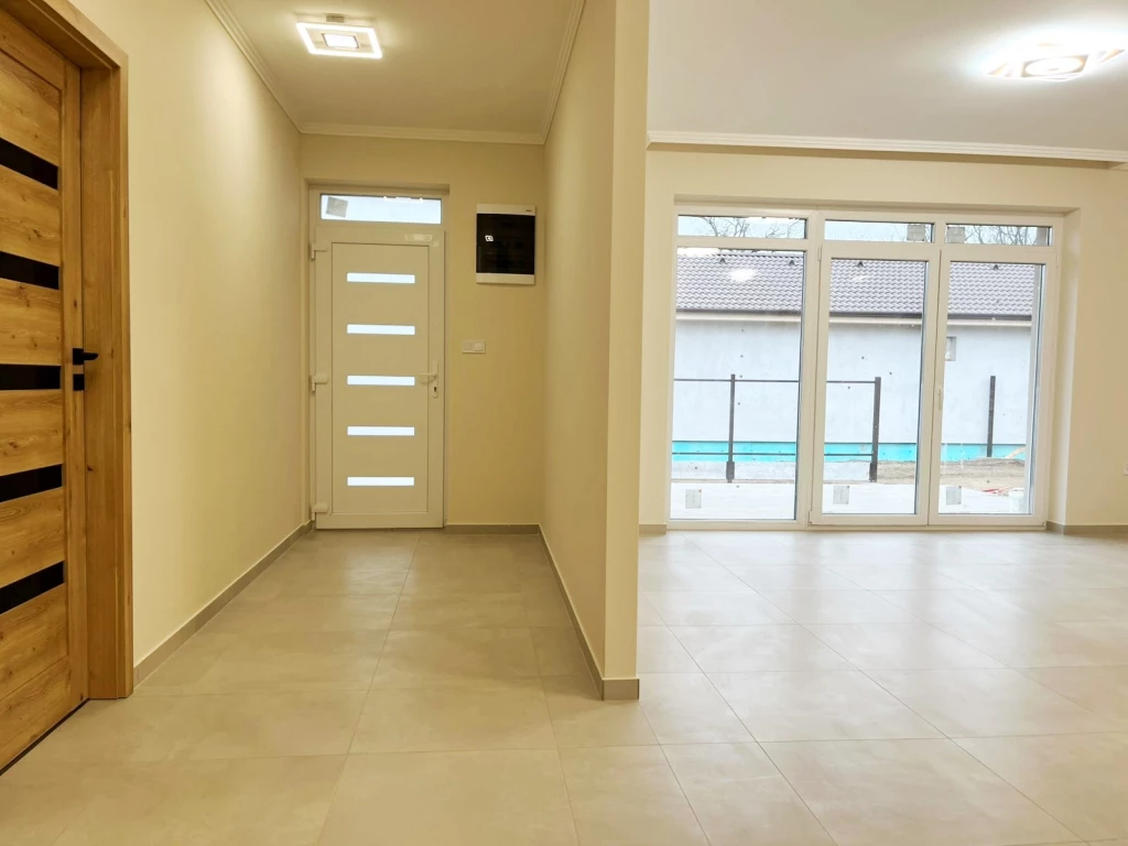 NYÍREGYHÁZA NYÍRSZŐLŐS KÖZPONTJÁBAN MINŐSÉGI 105NM-ES KULCSRAKÉSZ IKERHÁZ ELADÓ