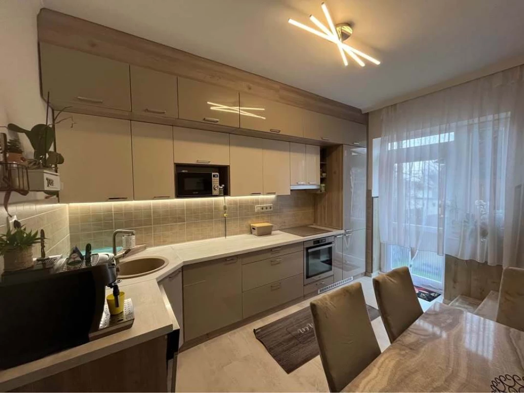 BORBÁNYA KEDVELT RÉSZÉN 2N+3 SZOBÁS IKERHÁZ ELADÓ