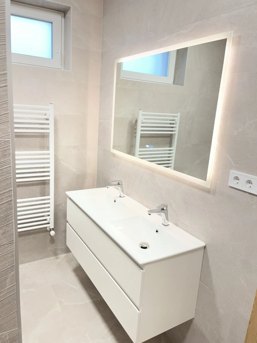 NYÍREGYHÁZA-NYÍRSZŐLŐS KULCSRAKÉSZ IKERHÁZ ELADÓ-3 SZOBA NAPPALI 105 M2