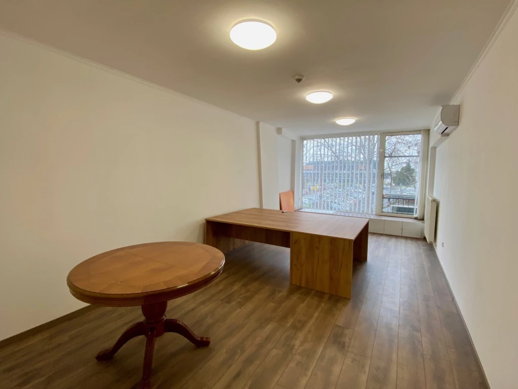 NYÍREGYHÁZÁN BELVÁROSBAN 49 NM-ES IRODA KIADÓ