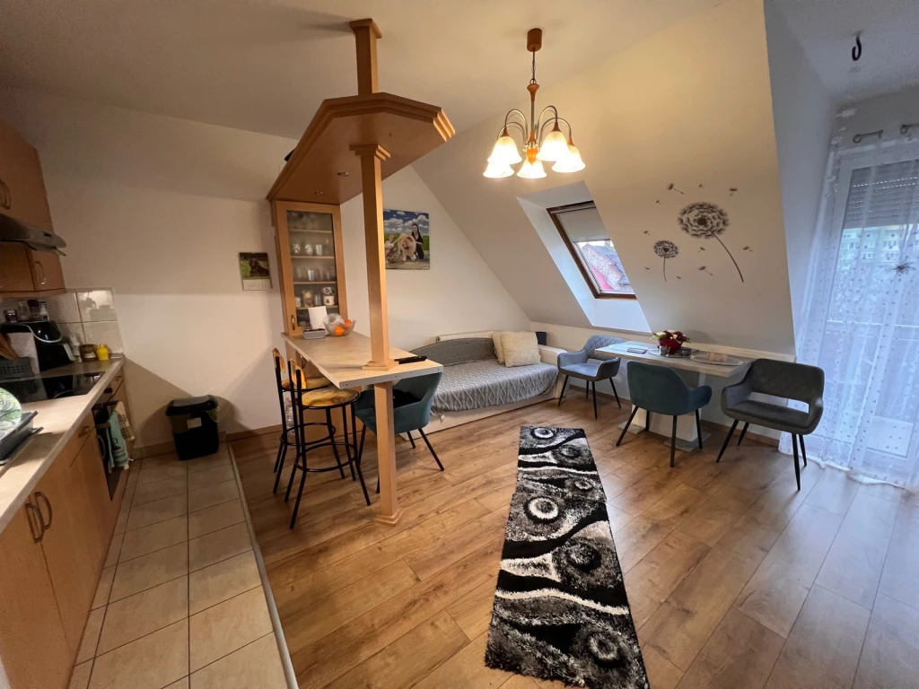 Eladó 49 m²-es tégla lakás a belvárosban – erkéllyel!