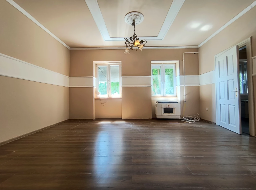 VASÚTÁLLOMÁS KÖZELÉBEN FÖLDSZINTI LAKÁS ELADÓ