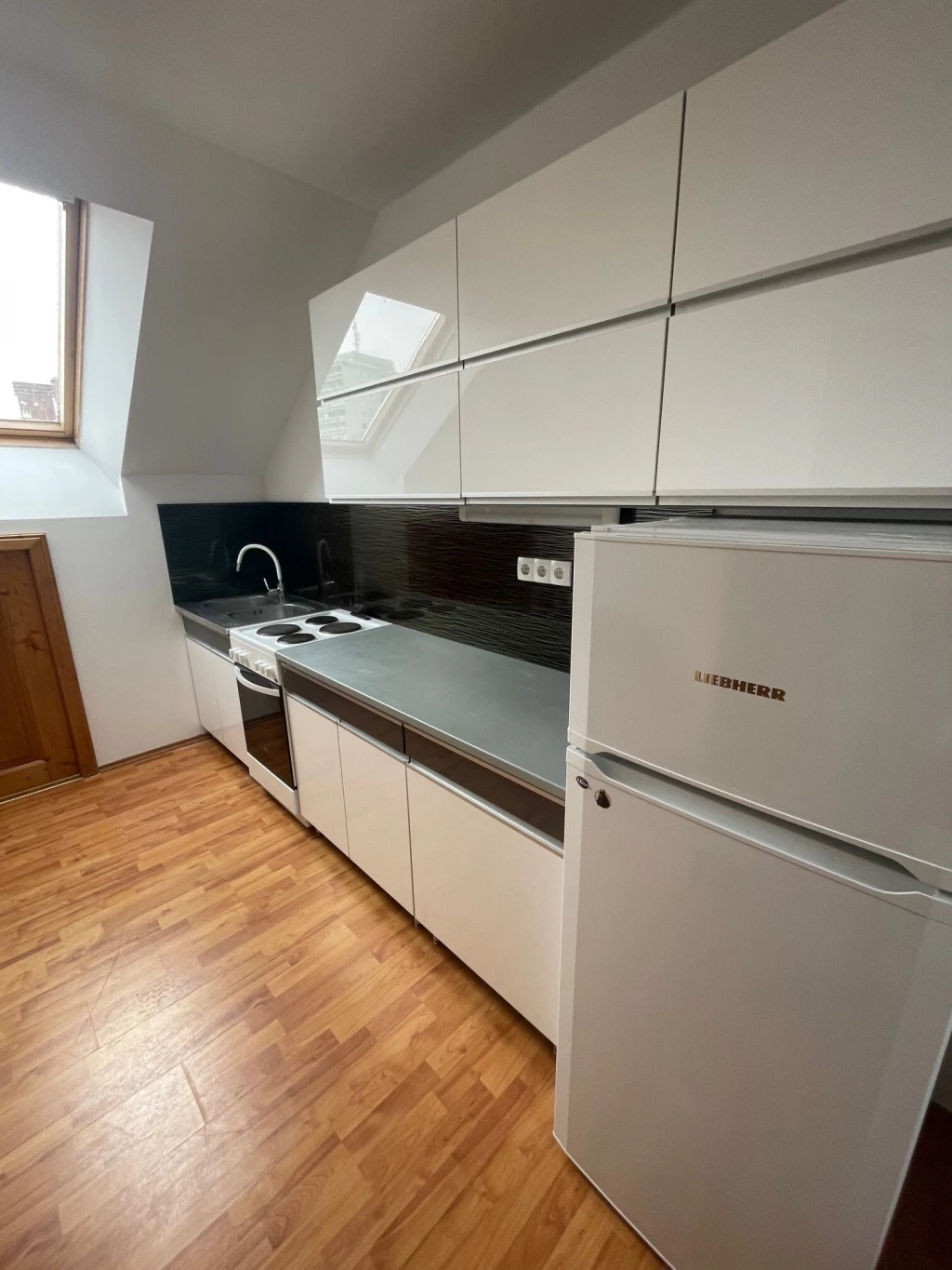 NYÍREGYHÁZÁN, BELVÁROS KÖZELI 60 NM-ES LAKÁS KIADÓ