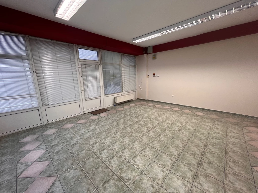 BELVÁROSBAN ÁTRIUM ÜZLETHÁZBAN ÜZLETHELYISÉG ELADÓ