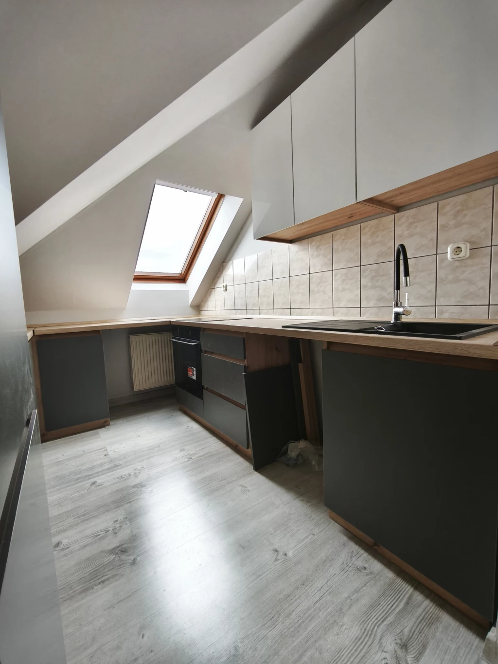 BELVÁROS KÖZELÉBEN 3 SZOBA NAPPALIS ERKÉLYES LAKÁS AZONNALI KÖLTÖZÉSSEL.