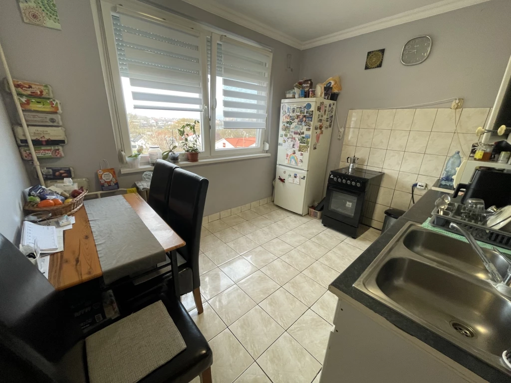 NYÍREGYHÁZA CSALÁD UTCÁN 53 NM-ES NAGY KONYHÁS LAKÁS ELADÓ