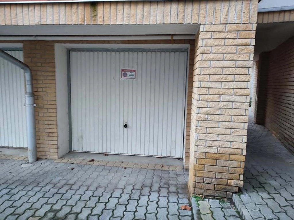 NYÍREGYHÁZA BELVÁROSÁBAN  15 NM ZÁRT UDVARI GARÁZS