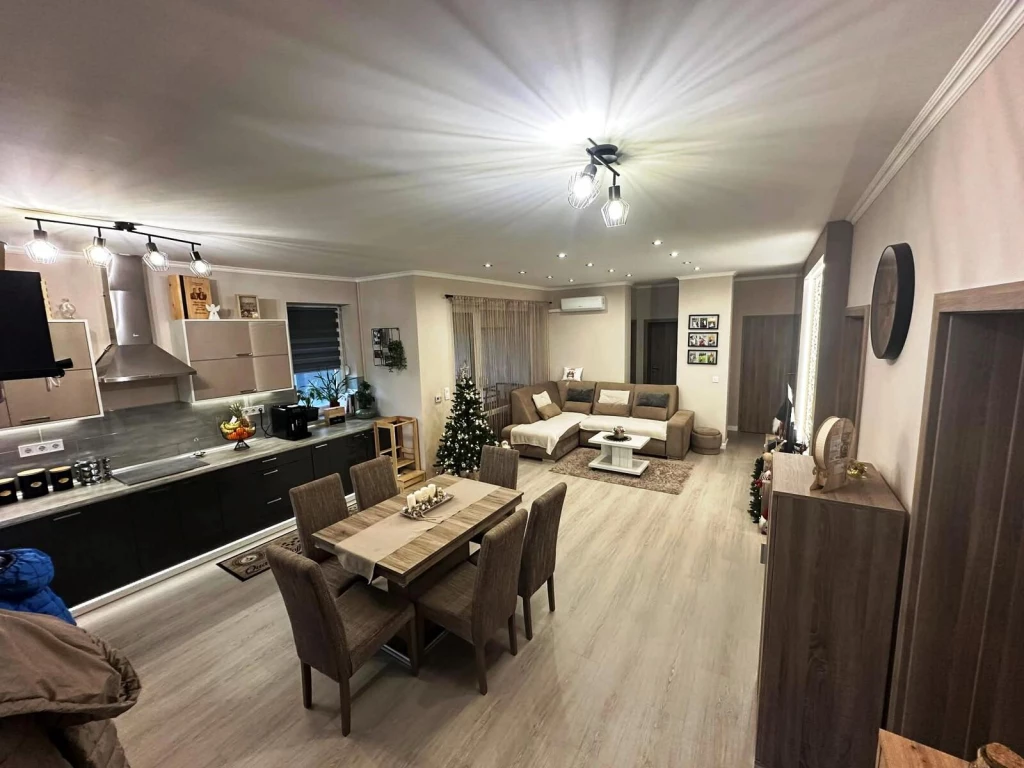 SZÉP ÁLLAPOTBAN LÉVŐ IKERHÁZ SÁGVÁRI KERTVÁROS ÚJ LAKÓNEGYEDÉBEN ELADÓ.